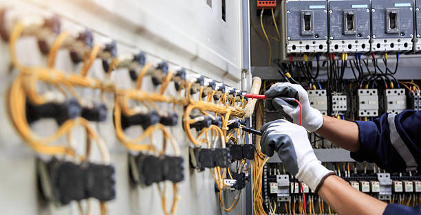 Professional Electrician technician working in Smithville, TX